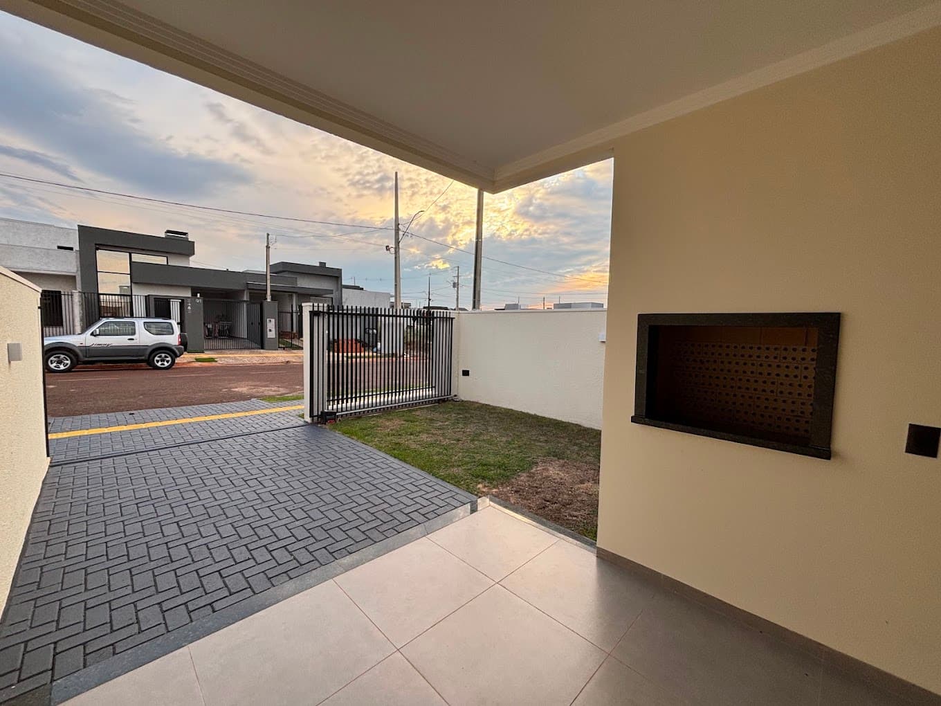Área da garagem com churrasqueira