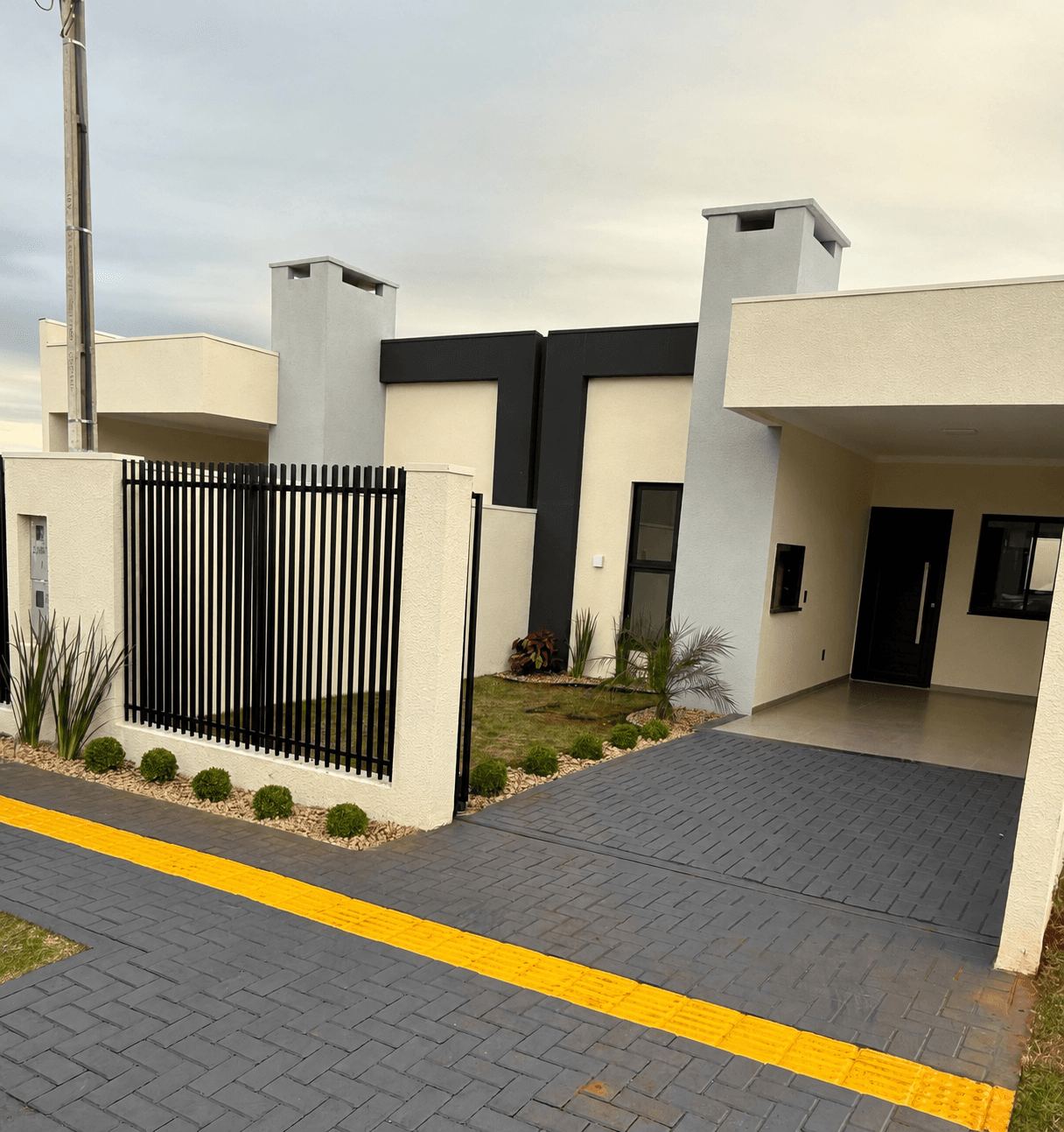 Fachada da casa nova com garagem coberta