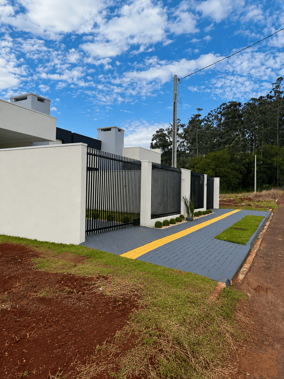 Fachada das casas novas vista da rua no Nazaré II, Medianeira